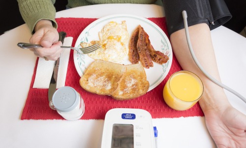 Blutdruck natürlich erhöhen: Lebensmittel, Hausmittel & Tipps